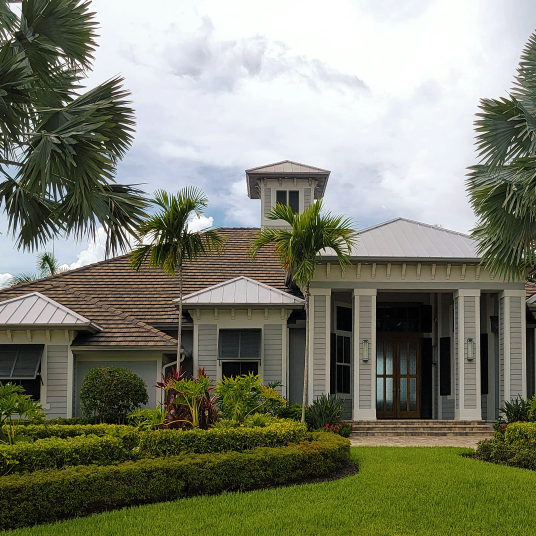 Casa moderna con palmeras y jardín