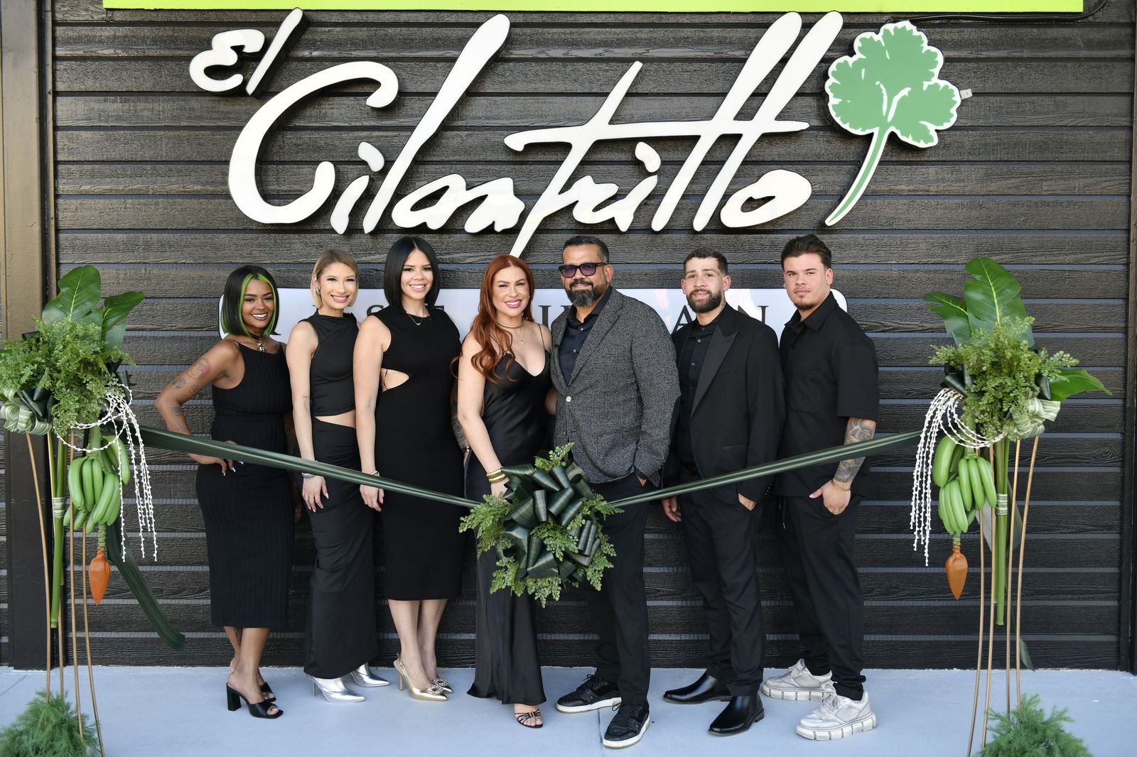 Grupo en la apertura del restaurante El Cilantro
