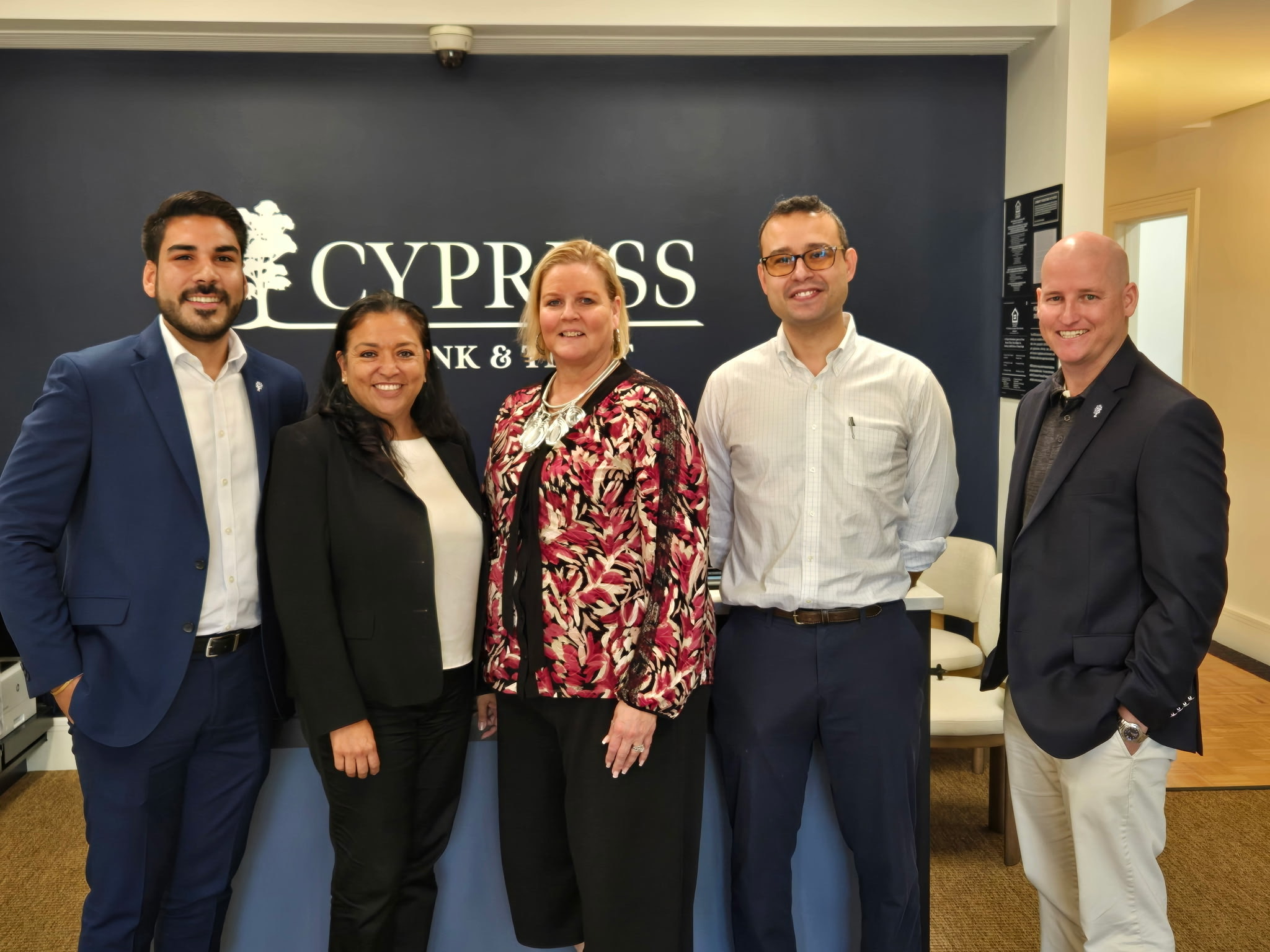Grupo de profesionales en la oficina del banco Cypress