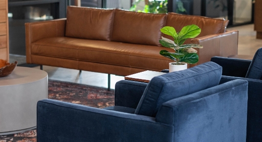 Sala de estar moderna con sofá de cuero y sillón