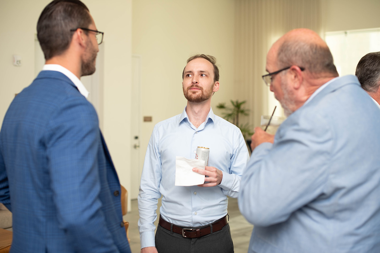 Los colegas conversan durante un evento de networking en interiores
