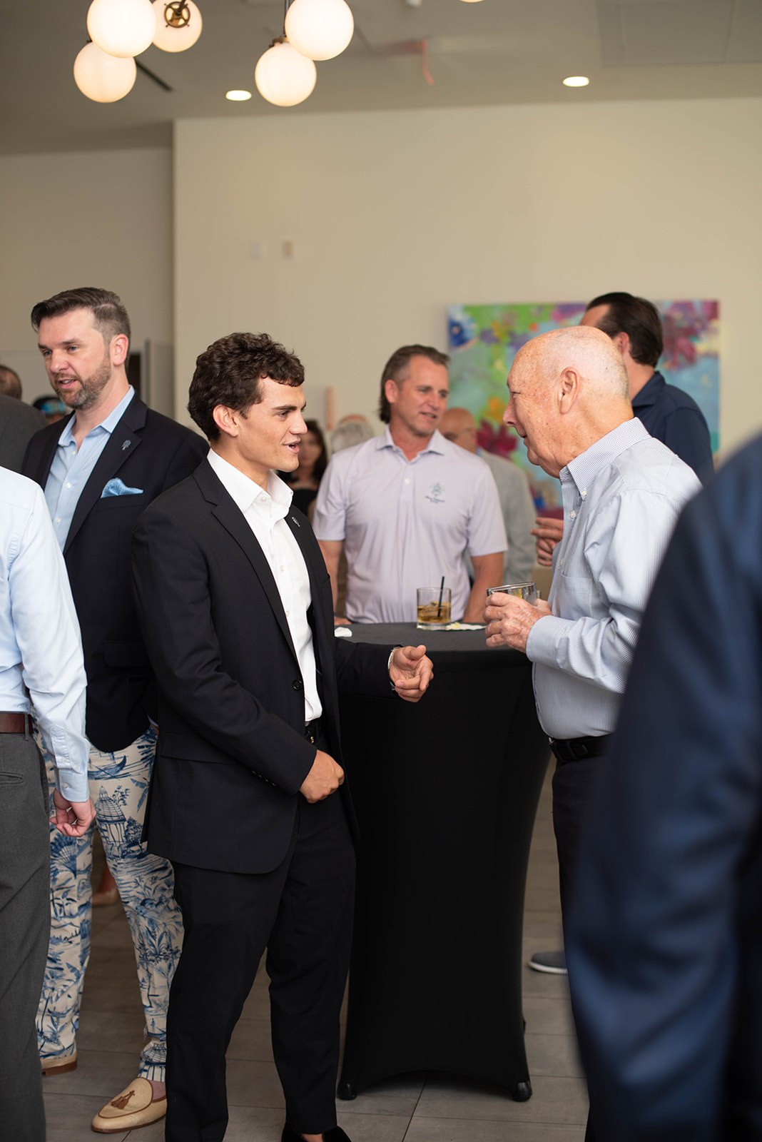 Los invitados conversan en una recepción de networking en interiores