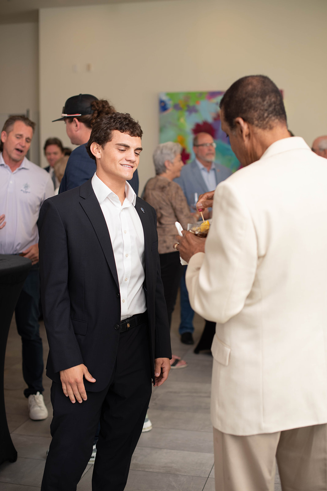 Los invitados conversan en una recepción social en interiores