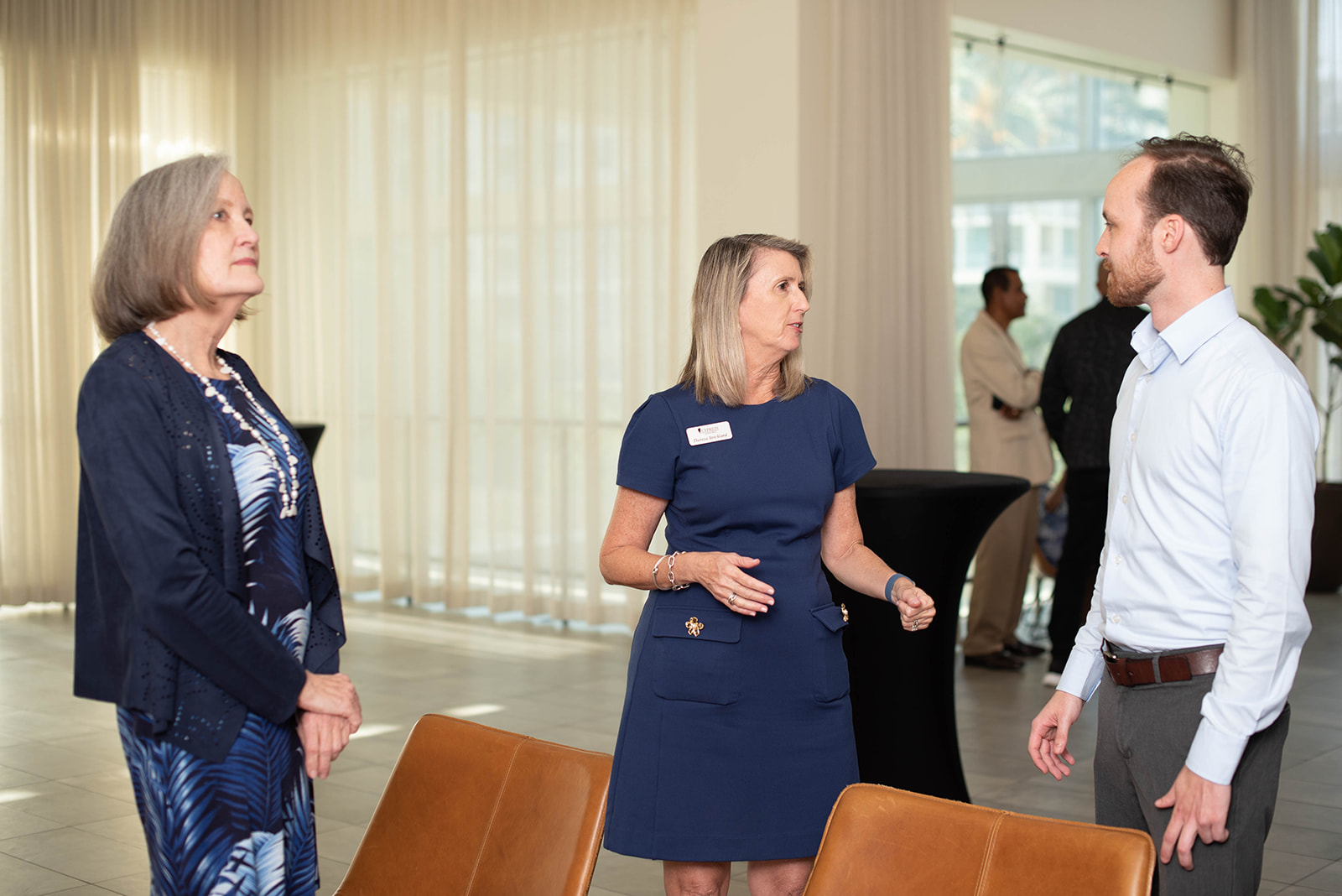 Profesionales conversan en un evento de networking en interiores