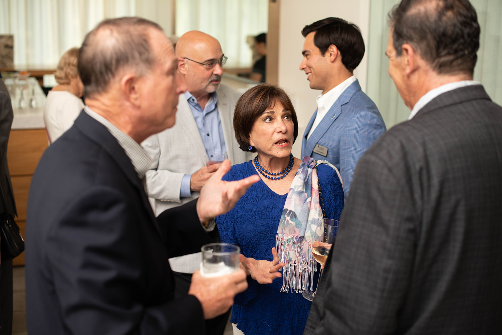 Los invitados conversan en una recepción de networking en interiores
