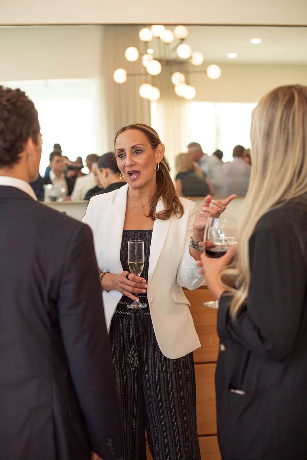 Los invitados conversan con vino y champán en una elegante recepción