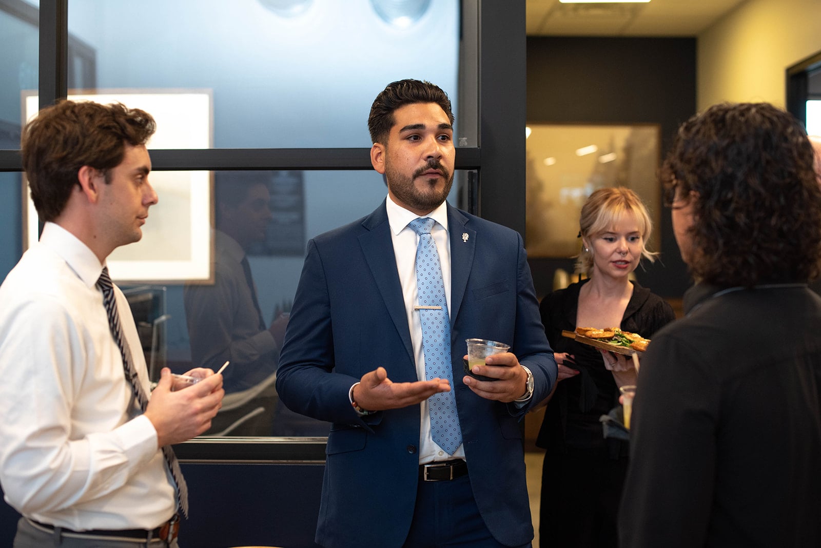 Profesionales conversan en un evento de networking en una oficina
