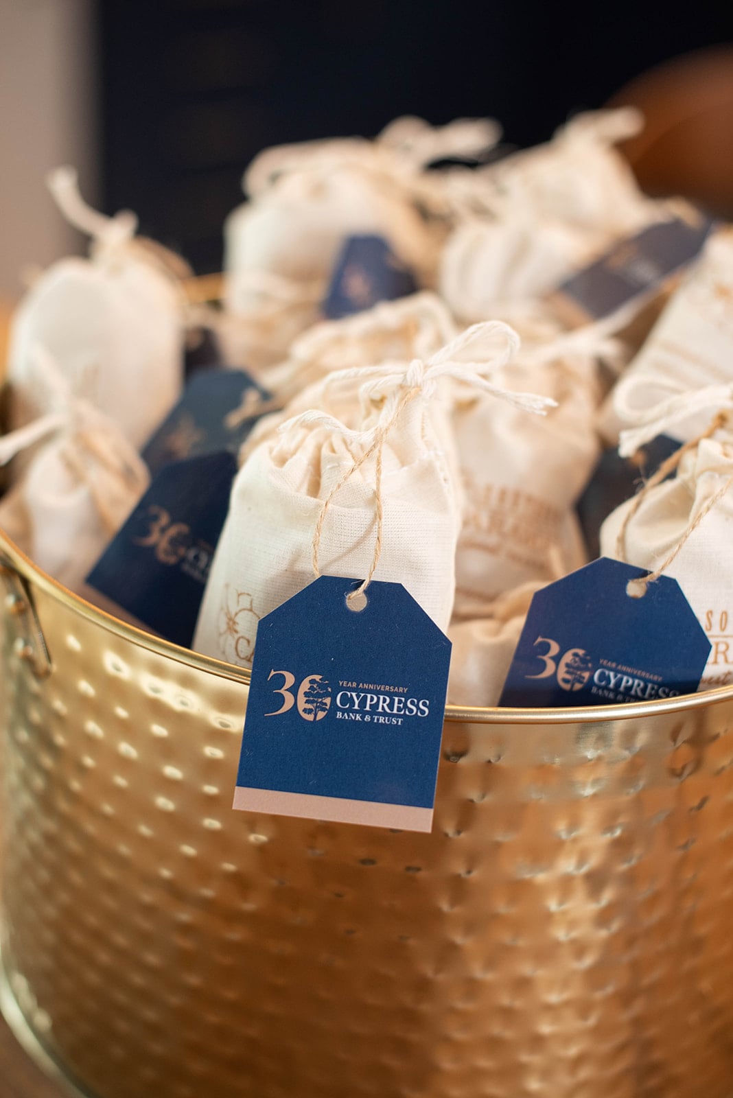 Bolsas de regalo en un cuenco de oro con etiquetas de aniversario