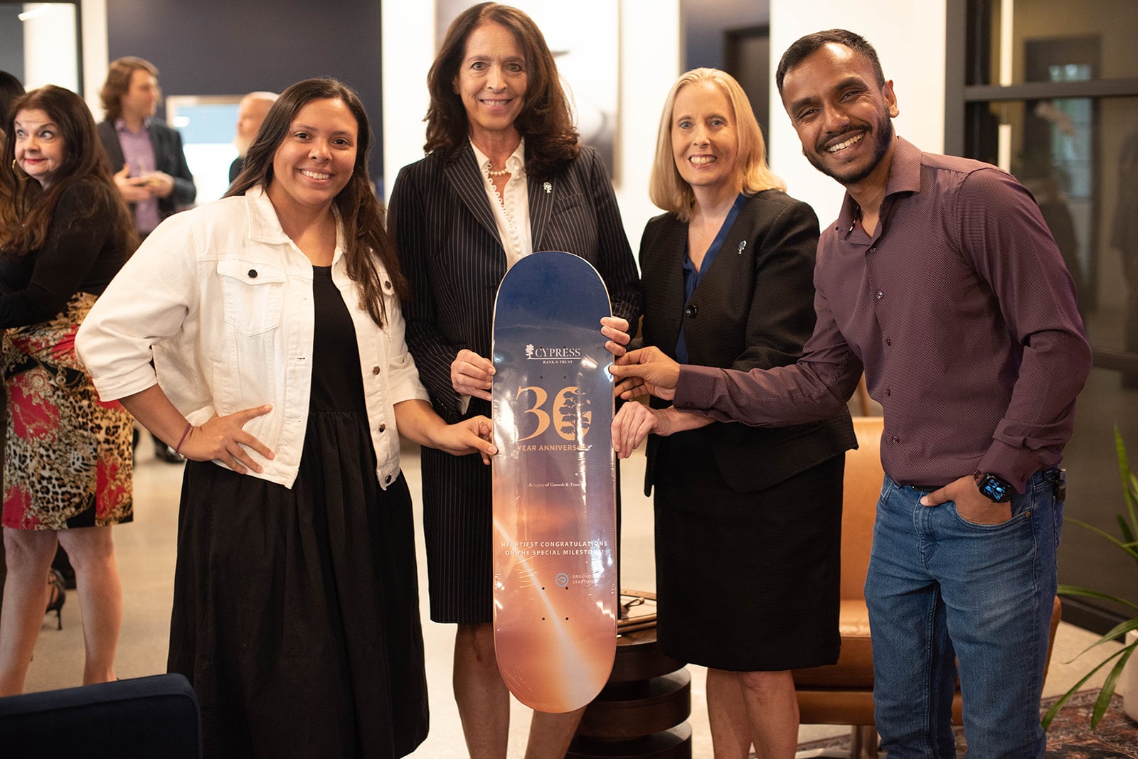 Cuatro colegas tienen una patineta conmemorativa del 30 aniversario.