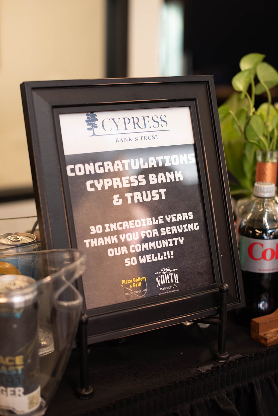 Cartel de felicitación por el 30 aniversario de Cypress Bank & Trust