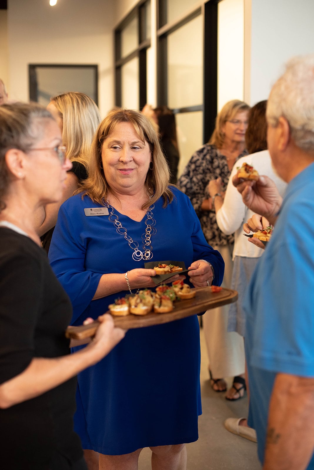 Los invitados disfrutan de aperitivos en un evento de networking en interiores.