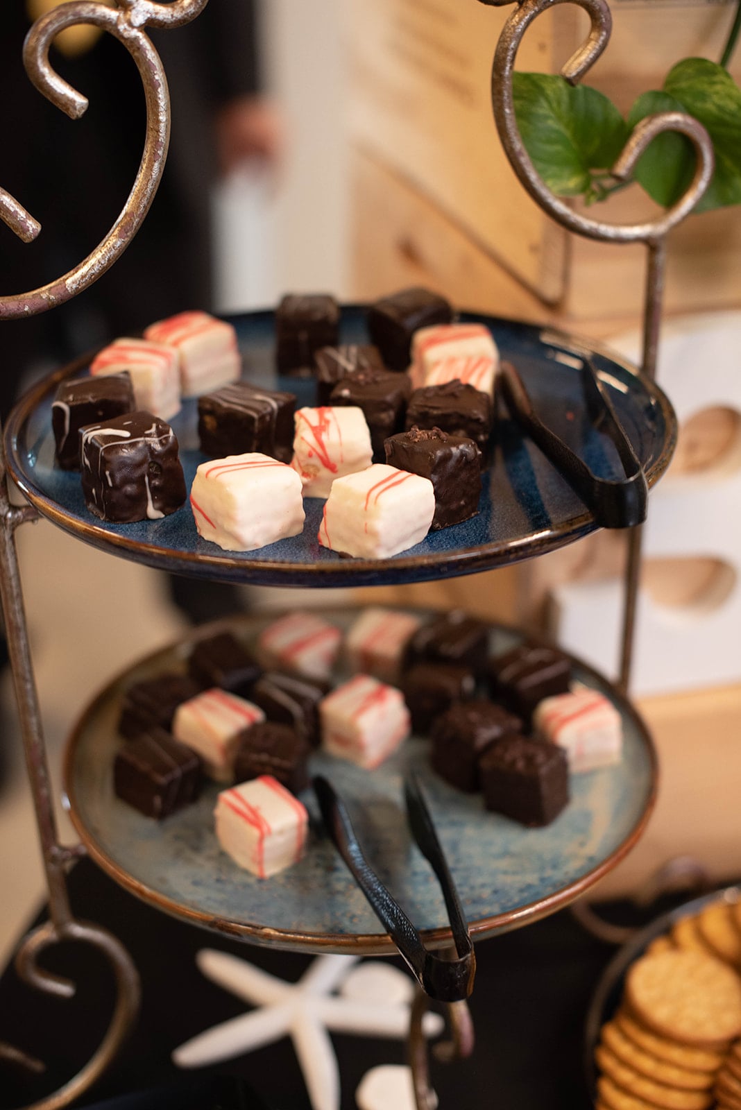 Trufas de chocolate y blancas en un soporte de postres de dos niveles