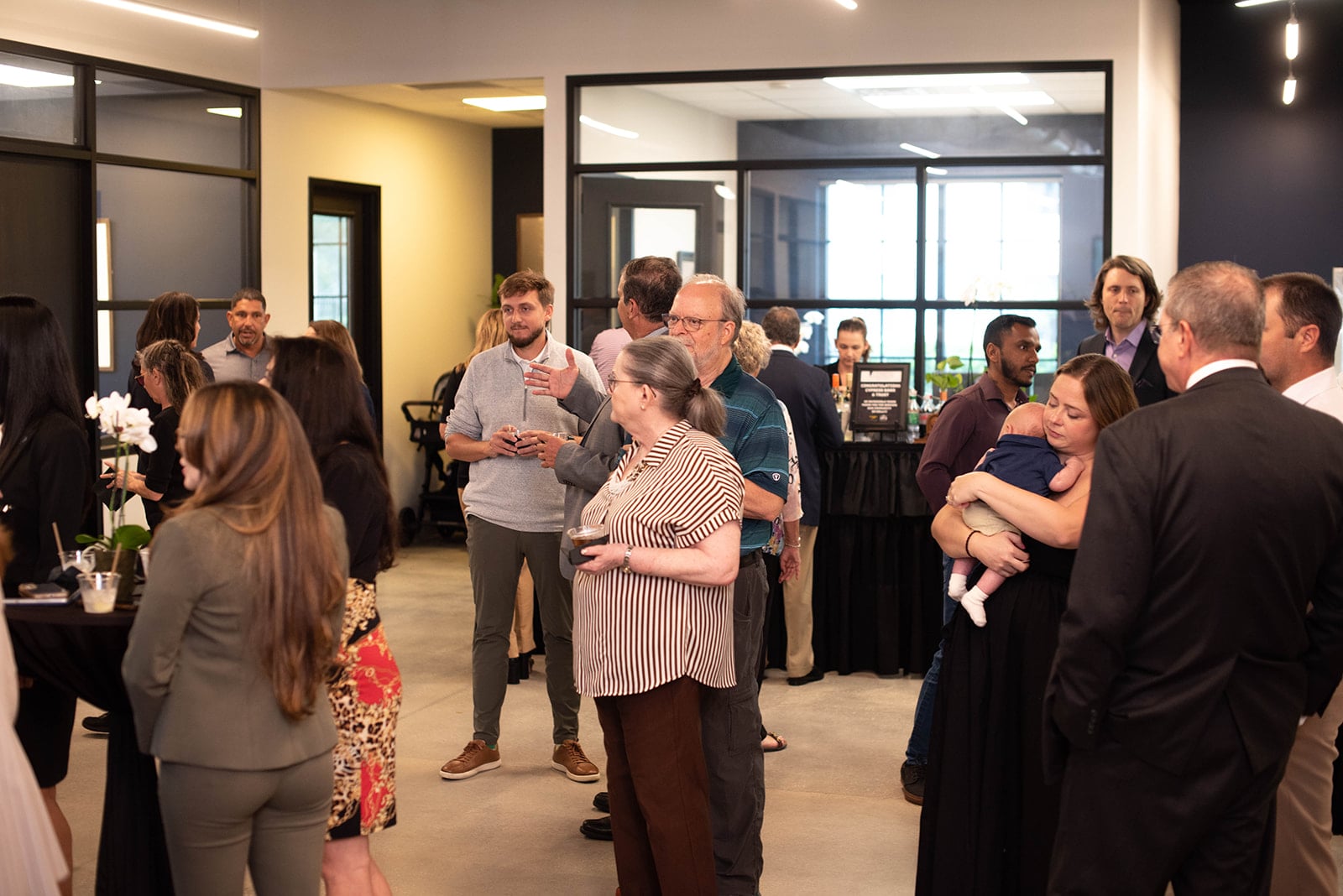 Los invitados socializan en una recepción de networking en interiores