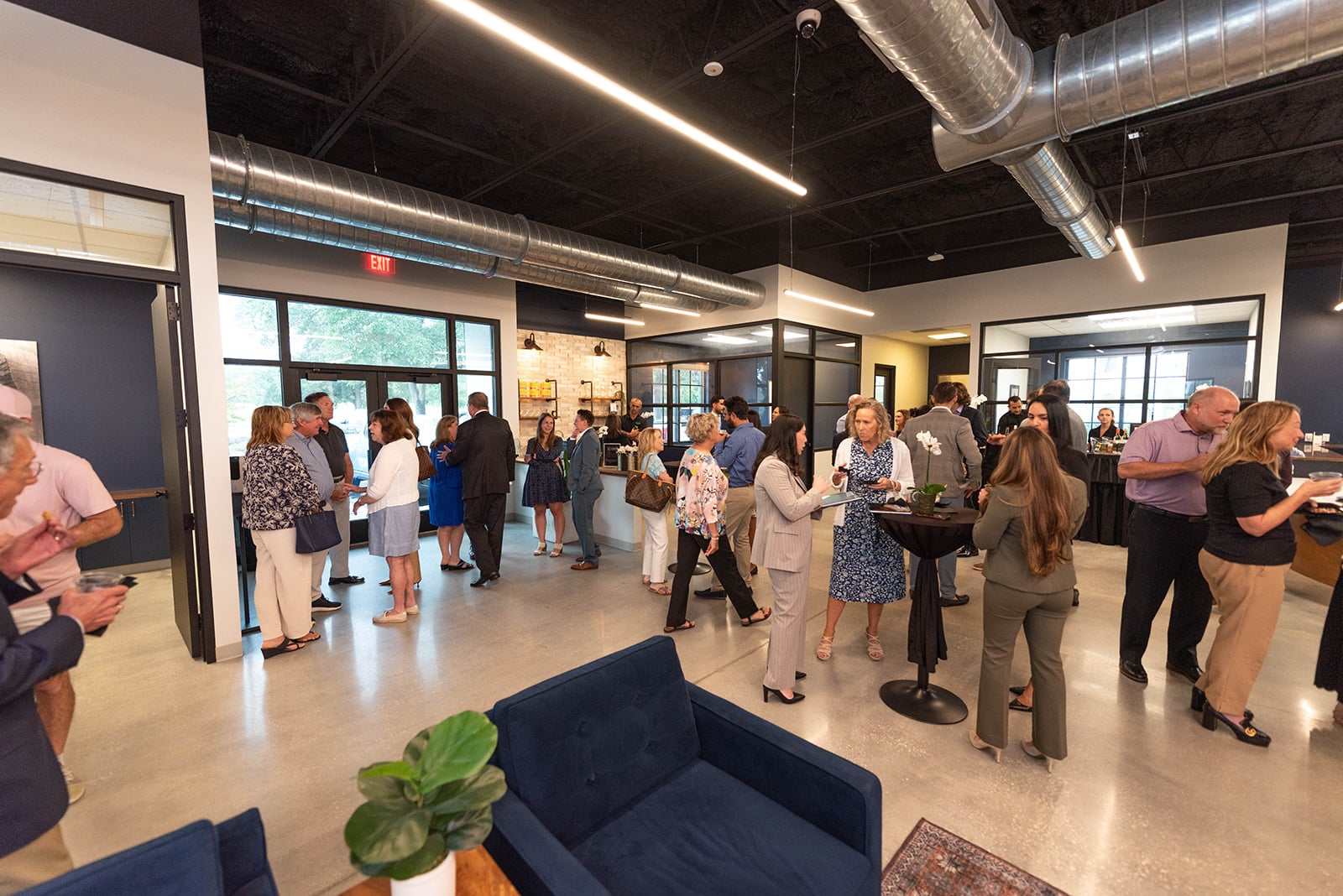 Los invitados socializan en un evento de networking en una oficina moderna