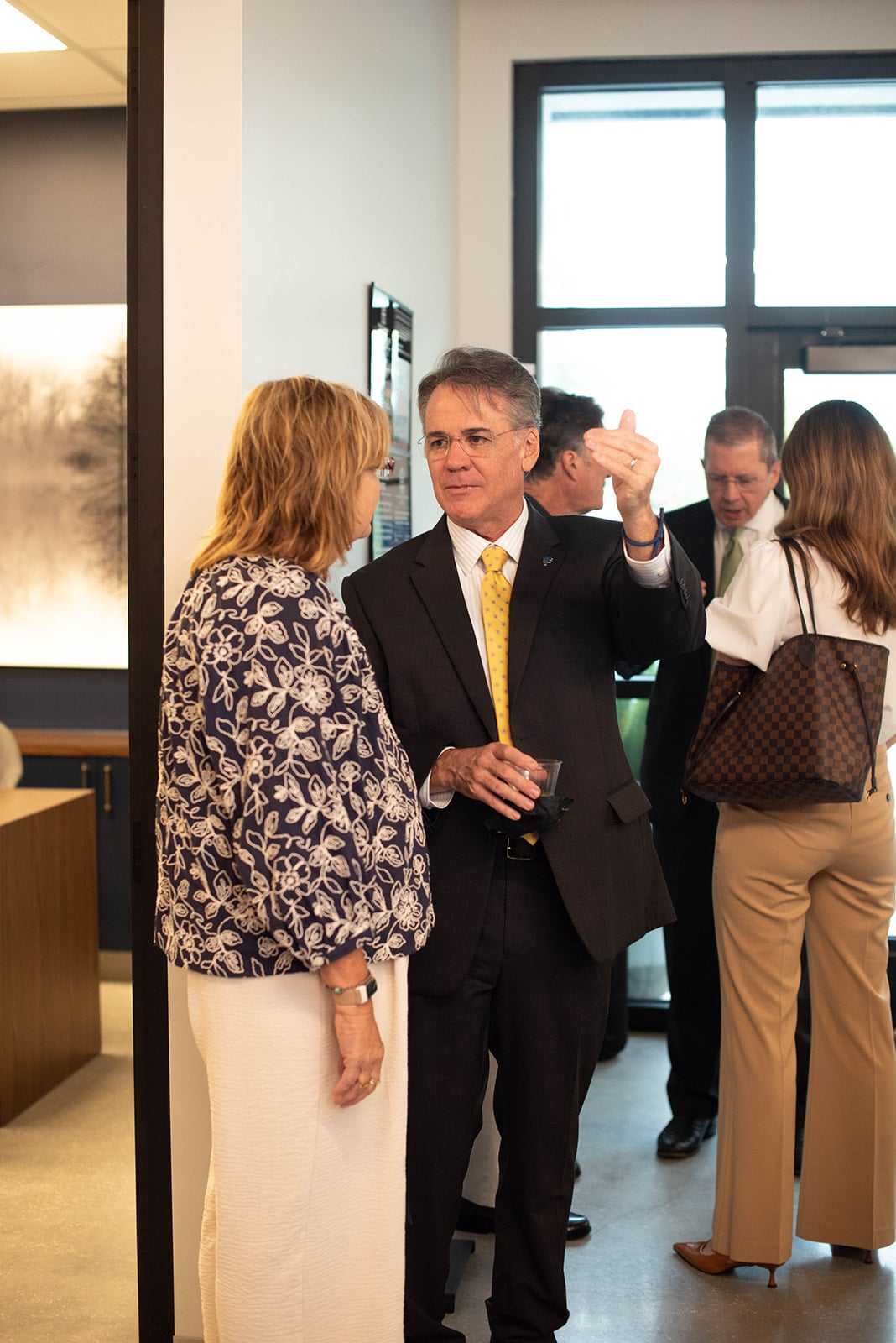 Profesionales de negocios conversan en un evento de networking en interiores