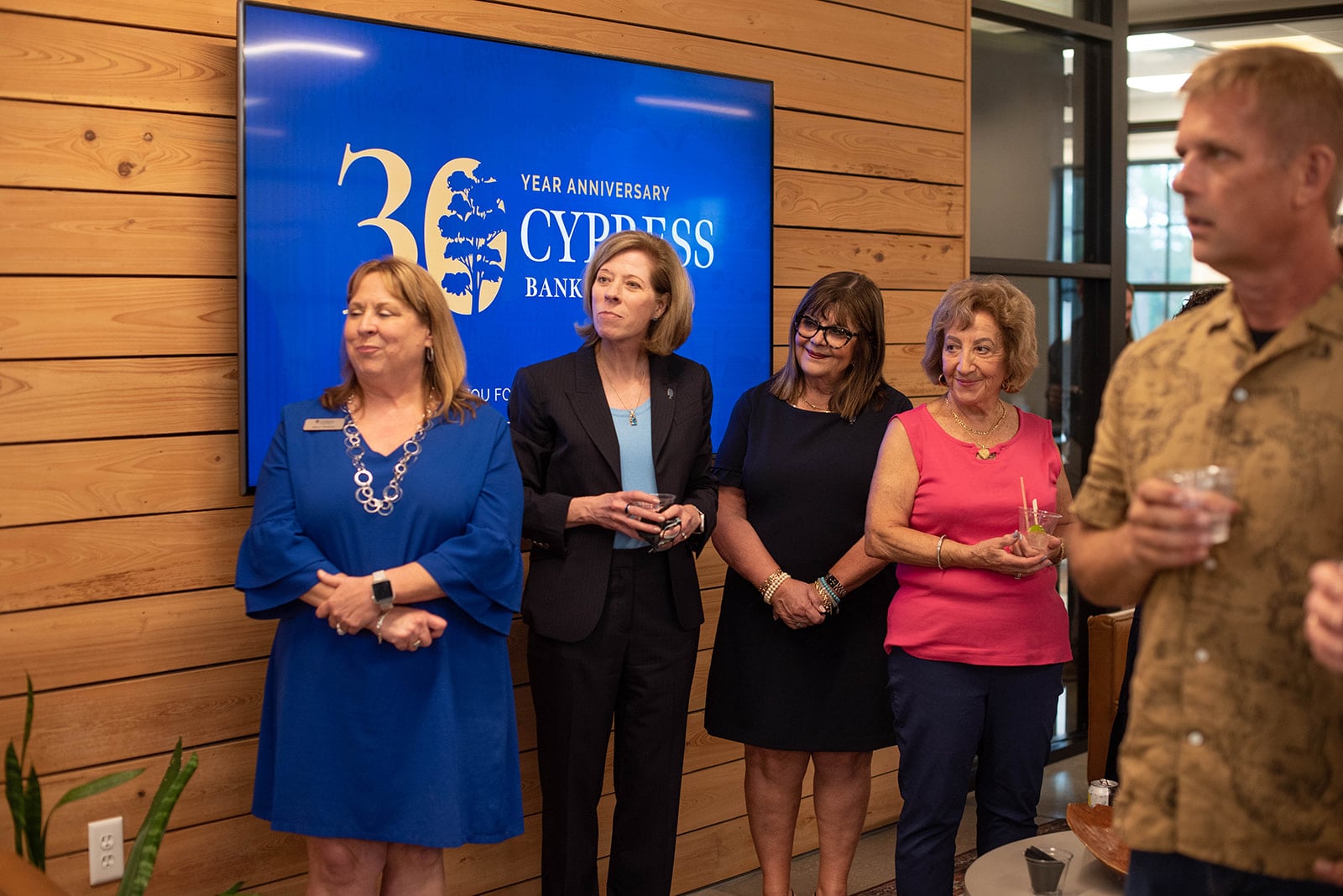 Los invitados se reúnen en la celebración del 30 aniversario de Cypress Bank.